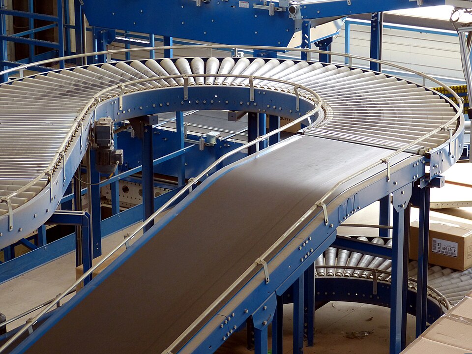 Packaging line conveyor system in a factory